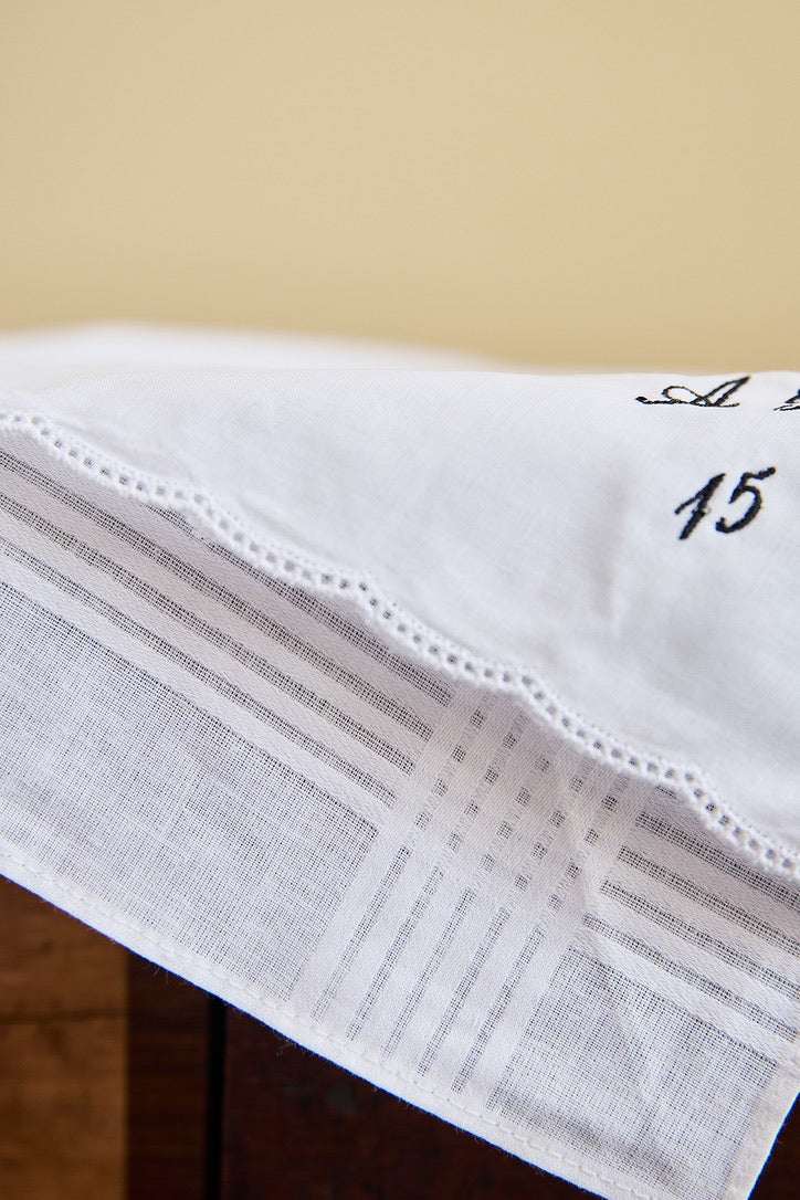 White men's cotton handkerchief with personalized embroidery and traditional 45cm size