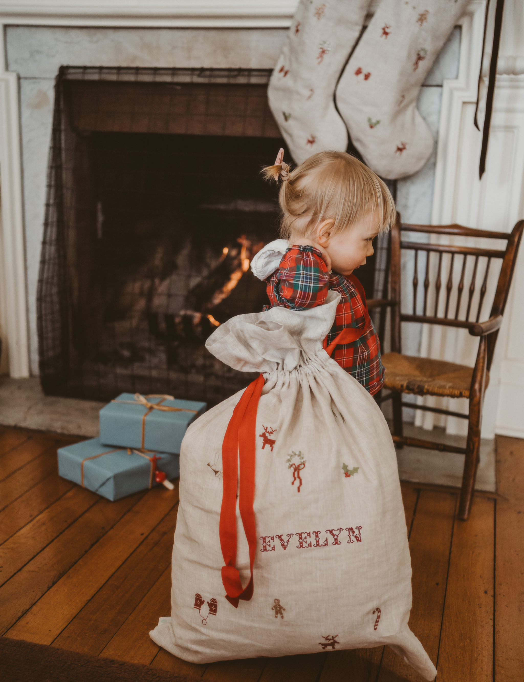 Natural linen Santa sack with embroidered holiday motifs and personalized name Evelyn, 50x70cm size